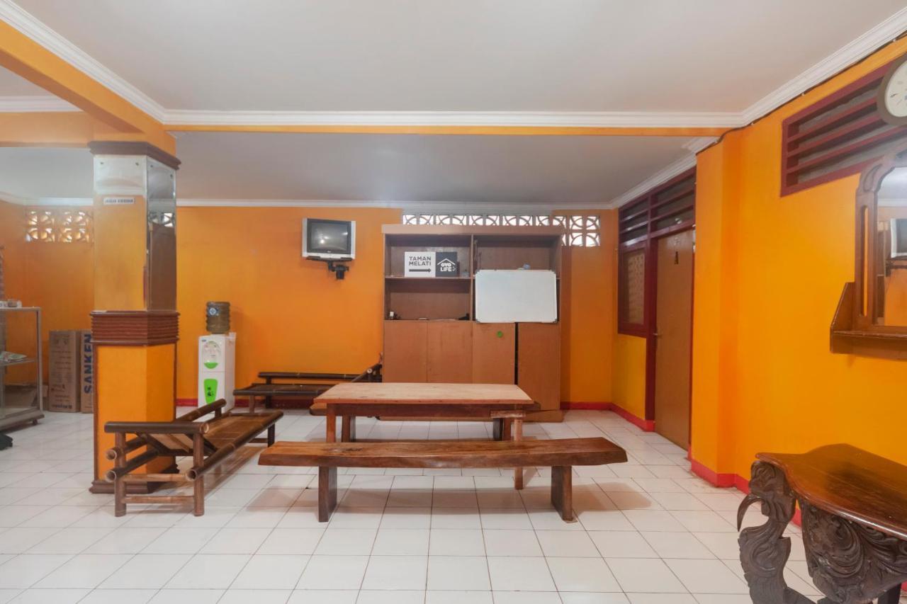 Oyo Life 3034 Taman Melati Hotel Депок Екстериор снимка